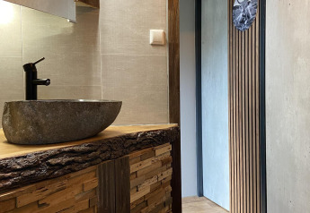 Modernes Badezimmer mit Naturstein-Waschbecken und Holzdekor im Veluwe Chalet, Veluwepark de Bosgraaf.