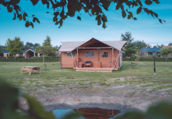 Safari-teltet Groupaccommodation 'de Blokhut' ved Holiday park Eigen Wijze, med udsigt over græsplæne.
