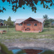 Safari-teltet Groupaccommodation 'de Blokhut' ved Holiday park Eigen Wijze, med udsigt over græsplæne.