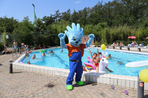 Mascotte begroet kinderen bij zwembad in vakantiepark Bonte Vlucht, Utrecht, met zomerse sfeer en opblaasfiguren.