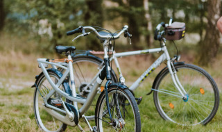 Due biciclette sono parcheggiate sull'erba vicino al parco vacanze Wilsumer Berge in Bassa Sassonia, Germania.