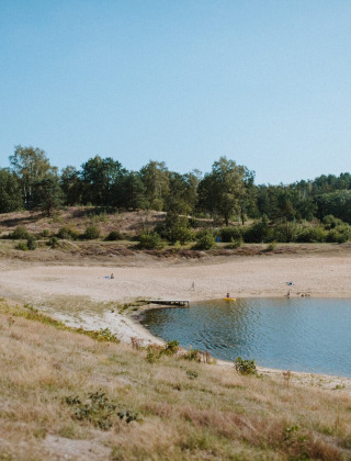 Spiaggia sabbiosa tranquilla e lago vicino al parco vacanze Wilsumer Berge in Bassa Sassonia, Germania.