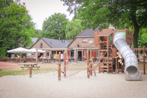 Spielplatz mit Gastronomie im Hintergrund - Vakantiepark Sallandshoeve - Nieuw Heeten, Overijssel, Niederlande