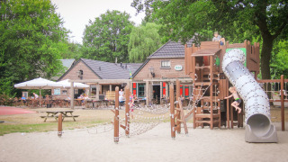 Speeltuin met horeca op achtergrond - Vakantiepark Sallandshoeve - Nieuw Heeten, Overijssel, Nederland