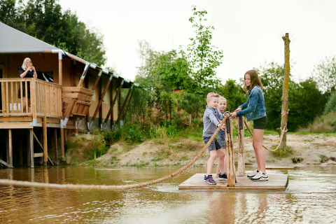 Kinder auf dem Floß - Ferienpark Sallandshoeve - Nieuw Heeten, Overijssel, Niederlande