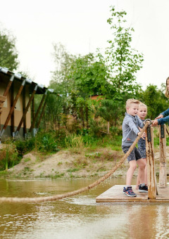 Kinderen op vlot water - Vakantiepark Sallandshoeve - Nieuw Heeten, Overijssel, Nederland