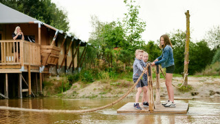 Kinderen op vlot water - Vakantiepark Sallandshoeve - Nieuw Heeten, Overijssel, Nederland