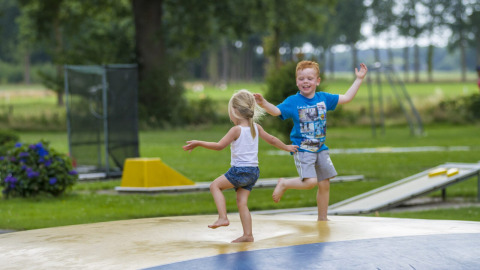 Kinder auf dem Trampolin - Ferienpark Sallandshoeve - Nieuw Heeten, Overijssel, Niederlande.jpg