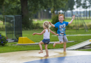 Niños en cama elástica - Parque de vacaciones Sallandshoeve - Nieuw Heeten, Overijssel, Países Bajos.jpg
