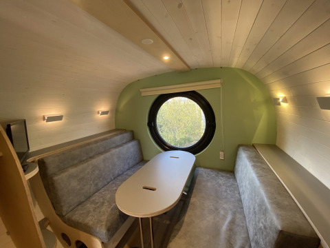 Innenansicht einer modernen Ferienunterkunft mit Rundfenster im Holiday Park 't Rheezerwold, Overijssel.