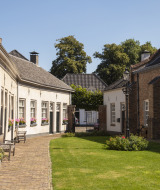 Tranquilo patio cerca de Zelhem, Gelderland, Países Bajos, con casas clásicas y jardineras floridas.