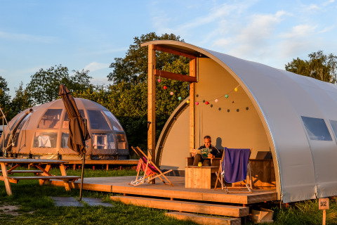 Glamping en Holiday Park Mölke en Overijssel, Países Bajos, con tiendas modernas y áreas exteriores relajantes.