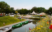Wilde bloemen en boten aan een rustig kanaal bij Holiday Park Mölke, Overijssel, Nederland in de zomer.