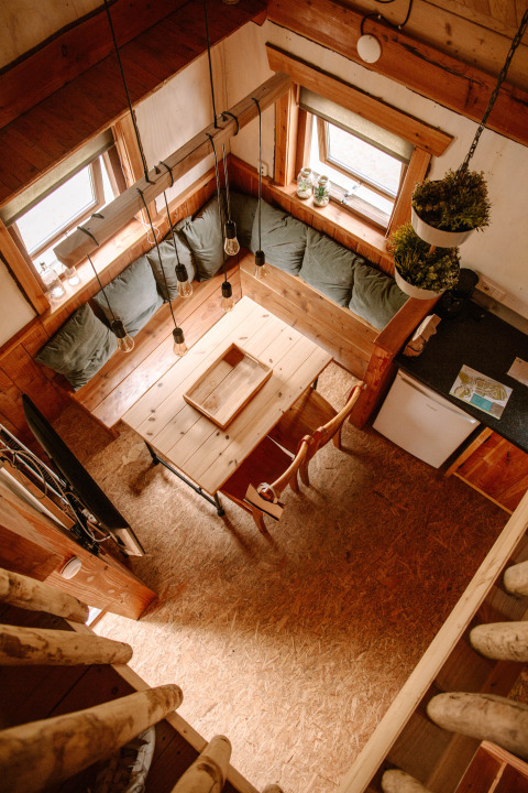 Gemütlicher Holz-Innenraum mit Esstisch und Eckbank im Holiday Park Mölke, Overijssel, Niederlande.