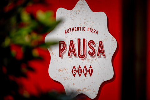 Bord van Pausa Authentic Pizza in Gent, gefotografeerd bij Urban-Gardens in Oost-Vlaanderen, België.