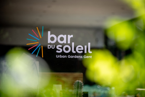 Logotipo de Bar du Soleil en la entrada de Urban Gardens Gent, parque vacacional en Flandes Oriental, Bélgica.