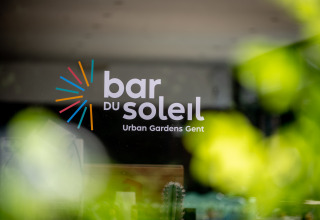 Logotipo de Bar du Soleil en la entrada de Urban Gardens Gent, parque vacacional en Flandes Oriental, Bélgica.