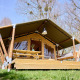 Safari-telt Villatent Compact på Camping 't Geuldal i Holland, med terrasse og udendørs spisebord.