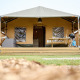 Safari-telt Villatent Cottage på Camping 't Geuldal i Holland med terrasse, bord og grill foran.