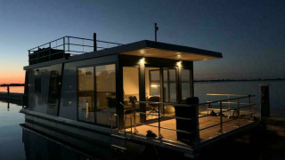 Houseboat 'Earrebarre' al Welcome In - Friesland, Paesi Bassi, illuminata al tramonto sereno.