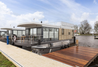 Houseboat moderna con terrazza sul tetto ormeggiata a Offingawier, Frisia, Paesi Bassi.