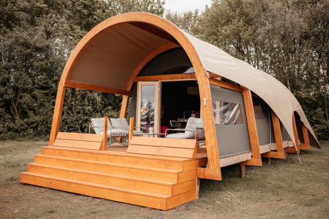 Waterlodge moderna en Recreatiepark De Achterste Hoef con terraza de madera y asientos cómodos en los Países Bajos.