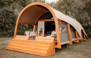 Waterlodge moderna en Recreatiepark De Achterste Hoef con terraza de madera y asientos cómodos en los Países Bajos.