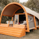 Moderna Waterlodge al Recreatiepark De Achterste Hoef con terrazza in legno e comode sedute nei Paesi Bassi.