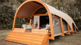 Waterlodge moderna en Recreatiepark De Achterste Hoef con terraza de madera y asientos cómodos en los Países Bajos.