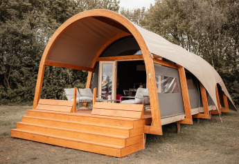 Waterlodge moderna en Recreatiepark De Achterste Hoef con terraza de madera y asientos cómodos en los Países Bajos.