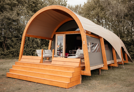 Moderne Waterlodge ved Recreatiepark De Achterste Hoef med træterrasse og luksuriøse siddepladser i Holland.