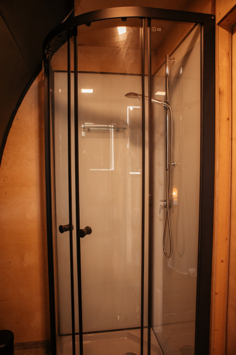 Cabina doccia moderna con porte in vetro nella Waterlodge al Recreatiepark De Achterste Hoef, Paesi Bassi.