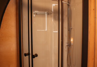 Cabina doccia moderna con porte in vetro nella Waterlodge al Recreatiepark De Achterste Hoef, Paesi Bassi.