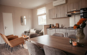 Moderne woon- en keukenruimte in Luxury Chalet bij Recreatiepark De Achterste Hoef, Nederland.