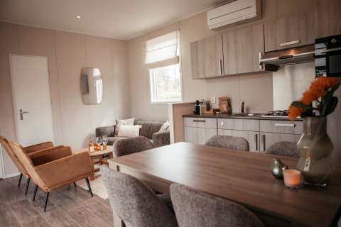 Espace salon et cuisine moderne dans un Luxury Chalet au Recreatiepark De Achterste Hoef, Pays-Bas.