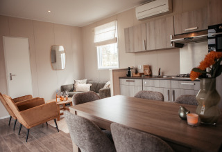 Acogedora sala y cocina moderna en el Luxury Chalet de Recreatiepark De Achterste Hoef, Países Bajos.