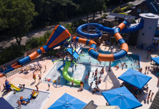 Luchtfoto van het waterpark in Kampeerdorp de Zandstuve met glijbanen en zwembaden, Overijssel, Nederland.