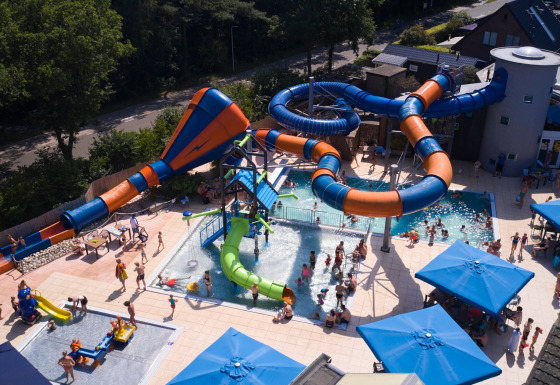 Vista aerea del parco acquatico a Kampeerdorp de Zandstuve con scivoli e piscine, Overijssel, Paesi Bassi.