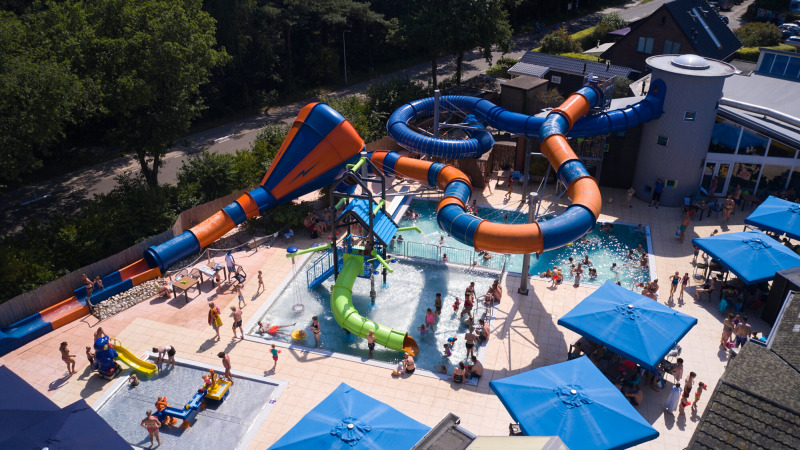 Luchtfoto van het waterpark in Kampeerdorp de Zandstuve met glijbanen en zwembaden, Overijssel, Nederland.