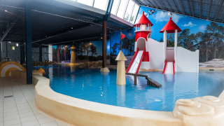 Indoor-Wasserpark mit Rutschen und Pools im Kampeerdorp de Zandstuve Ferienpark, Overijssel, Niederlande.