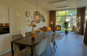 Modern L-Cube 4+2 lodge at De Utrechtse Heuvelrug, Netherlands, with stylish dining and living areas.