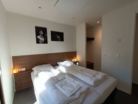 Dormitorio de lodge moderno en L-Cube 4+2, De Utrechtse Heuvelrug, Países Bajos, con dos camas individuales.