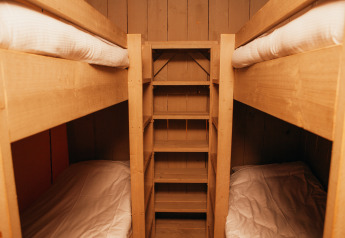 Literas de madera con escaleras en Safari Tent del Holiday park De Boshoek, Países Bajos, acogedora estancia.