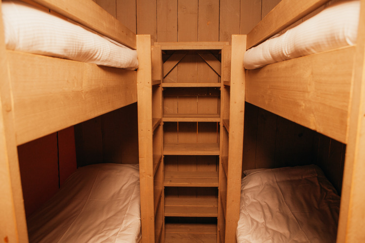 Houten stapelbedden met ladder in de Safari Tent bij Holiday park De Boshoek, Nederland, knus ingericht.
