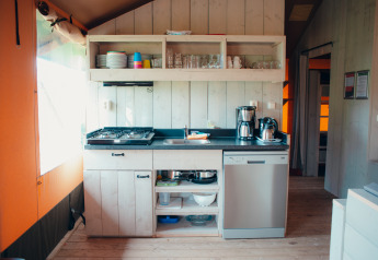 Cucina luminosa nella tenda Safari Villa al Holiday park De Boshoek, Olanda, con elettrodomestici moderni.