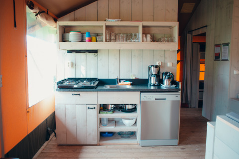 Lichte keuken in safaritent Safari Villa bij vakantiepark De Boshoek, Nederland, met moderne voorzieningen.