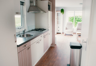 Modernes Küchen- und Wohnzimmer in der Veluwelodge im Ferienpark De Boshoek in den Niederlanden.