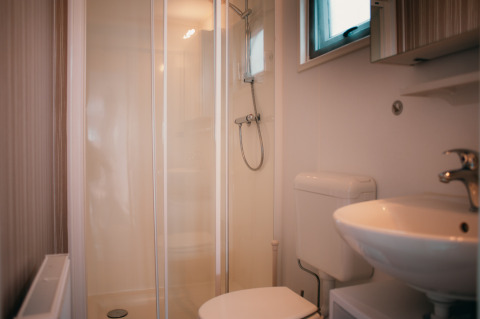 Modernes Badezimmer mit Dusche, WC und Waschbecken in der Veluwelodge im Holiday park De Boshoek, Niederlande.