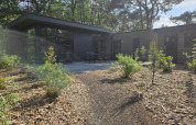 Udendørs billede af Forest Park Chalet på Holiday Park De Kleine Belties i Holland med moderne trædesign.