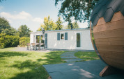 Außenansicht der Veluwe Lodge mit Sauna im Ferienpark De Boshoek in den Niederlanden mit Terrasse.